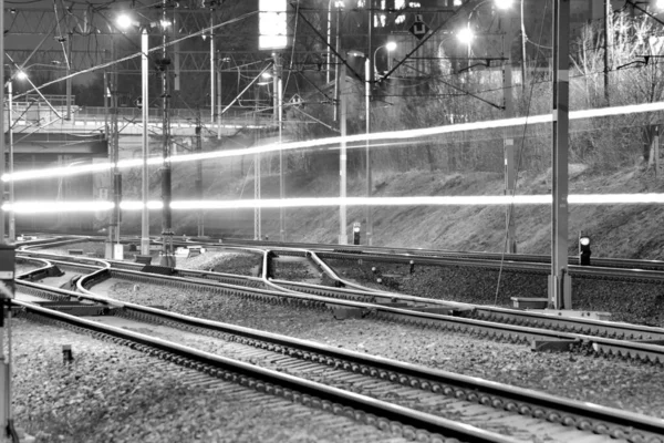 Comboio Passageiros Trilhos Ferroviários Noite Movimento Turvo Preto Branco — Fotografia de Stock