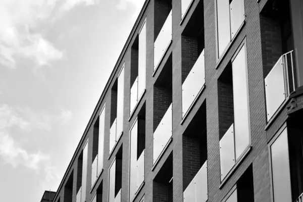 Modern apartmanlar. Modern bir apartman cephe. Siyah ve beyaz.