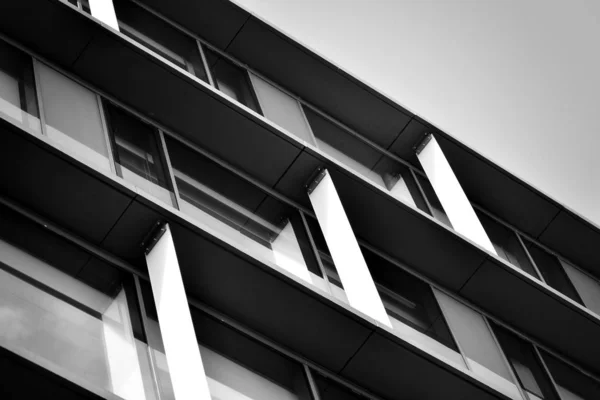近代的なオフィスビルのファサードのフラグメント 抽象的なテクスチャとガラス壁の外観 黒と白 — ストック写真