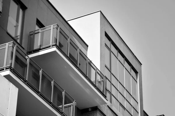 近代的なマンション 現代的なアパートの建物のファサード 黒と白 — ストック写真