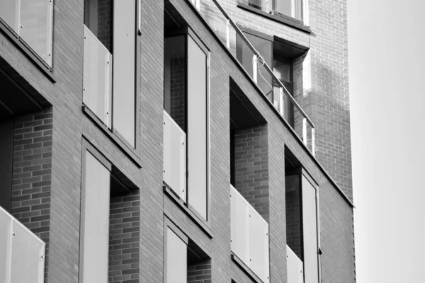 Modernos Edificios Apartamentos Fachada Moderno Edificio Apartamentos Blanco Negro —  Fotos de Stock