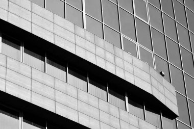 Modern ofis binası cephe parçası. Cam duvar soyut tekstürlü dış. Siyah ve beyaz.