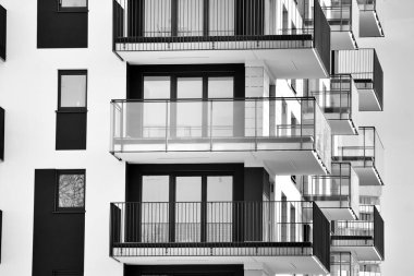 Modern apartmanlar. Modern bir apartman cephe. Siyah ve beyaz.