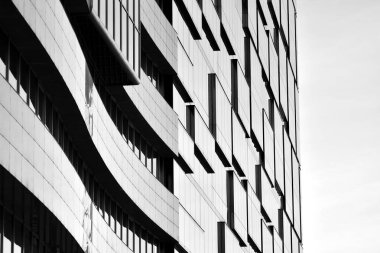 Modern ofis binası cephe parçası. Cam duvar soyut tekstürlü dış. Siyah ve beyaz.