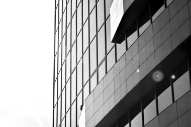 Modern ofis binası cephe parçası. Cam duvar soyut tekstürlü dış. Siyah ve beyaz.