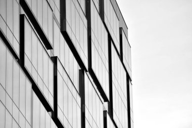 Modern ofis binası cephe parçası. Cam duvar soyut tekstürlü dış. Siyah ve beyaz.