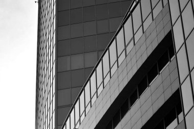 Modern ofis binası cephe parçası. Cam duvar soyut tekstürlü dış. Siyah ve beyaz.