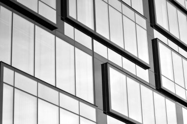 Modern ofis binası cephe parçası. Cam duvar soyut tekstürlü dış. Siyah ve beyaz.