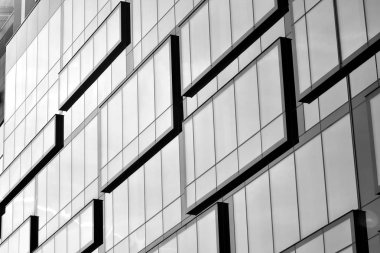 Modern ofis binası cephe parçası. Cam duvar soyut tekstürlü dış. Siyah ve beyaz.
