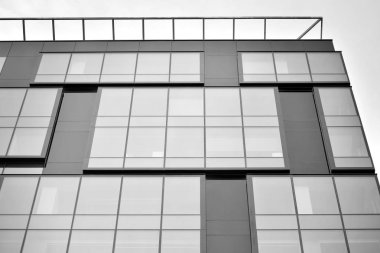 Modern ofis binası cephe parçası. Cam duvar soyut tekstürlü dış. Siyah ve beyaz.