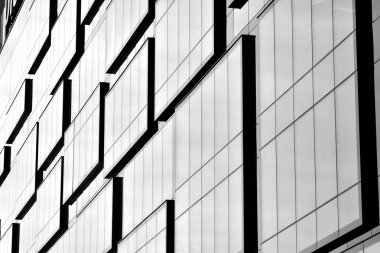 Modern ofis binası cephe parçası. Cam duvar soyut tekstürlü dış. Siyah ve beyaz.
