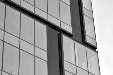 Modern ofis binası cephe parçası. Cam duvar soyut tekstürlü dış. Siyah ve beyaz.