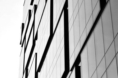 Modern ofis binası cephe parçası. Cam duvar soyut tekstürlü dış. Siyah ve beyaz.