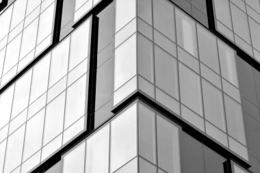 Modern ofis binası cephe parçası. Cam duvar soyut tekstürlü dış. Siyah ve beyaz.