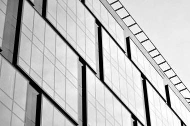 Modern ofis binası cephe parçası. Cam duvar soyut tekstürlü dış. Siyah ve beyaz.