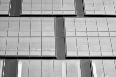 Modern ofis binası cephe parçası. Cam duvar soyut tekstürlü dış. Siyah ve beyaz.