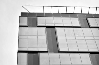 Modern ofis binası cephe parçası. Cam duvar soyut tekstürlü dış. Siyah ve beyaz.