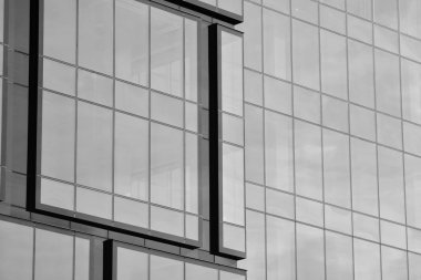 Modern ofis binası cephe parçası. Cam duvar soyut tekstürlü dış. Siyah ve beyaz.