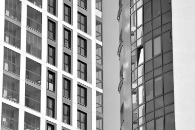 Modern apartmanlar. Modern bir apartman cephe. Siyah ve beyaz.