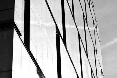 Modern ofis binası cephe parçası. Cam duvar soyut tekstürlü dış. Siyah ve beyaz.