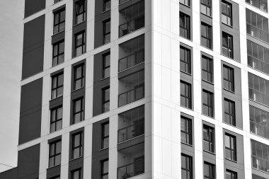 Modern apartmanlar. Modern bir apartman cephe. Siyah ve beyaz.