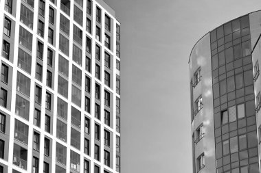 Modern apartmanlar. Modern bir apartman cephe. Siyah ve beyaz.