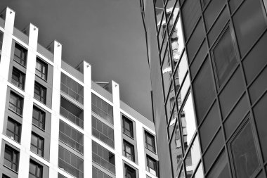 Modern apartmanlar. Modern bir apartman cephe. Siyah ve beyaz.