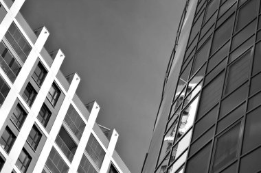 Modern apartmanlar. Modern bir apartman cephe. Siyah ve beyaz.