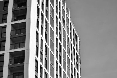 Modern apartmanlar. Modern bir apartman cephe. Siyah ve beyaz.