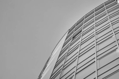 Modern apartmanlar. Modern bir apartman cephe. Siyah ve beyaz.