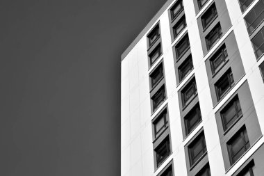 Modern apartmanlar. Modern bir apartman cephe. Siyah ve beyaz.