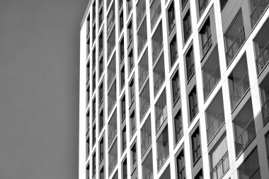 Modern apartmanlar. Modern bir apartman cephe. Siyah ve beyaz.