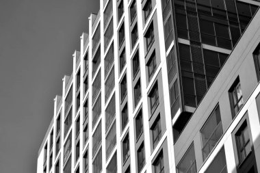 Modern apartmanlar. Modern bir apartman cephe. Siyah ve beyaz.