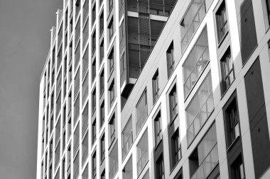 Modern apartmanlar. Modern bir apartman cephe. Siyah ve beyaz.