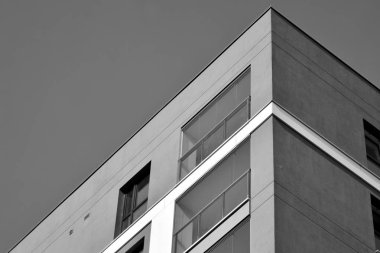 Modern apartmanlar. Modern bir apartman cephe. Siyah ve beyaz.