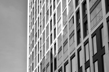 Modern apartmanlar. Modern bir apartman cephe. Siyah ve beyaz.