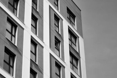 Modern apartmanlar. Modern bir apartman cephe. Siyah ve beyaz.