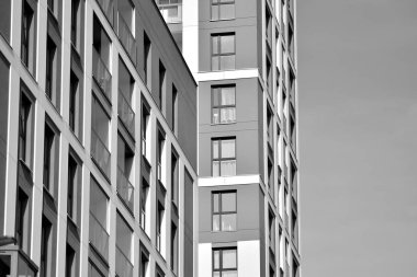 Modern apartmanlar. Modern bir apartman cephe. Siyah ve beyaz.