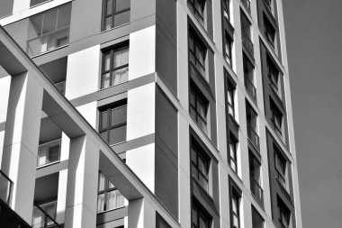 Modern apartmanlar. Modern bir apartman cephe. Siyah ve beyaz.