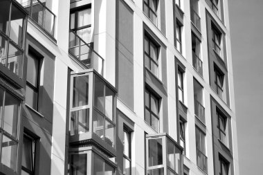 Modern apartmanlar. Modern bir apartman cephe. Siyah ve beyaz.