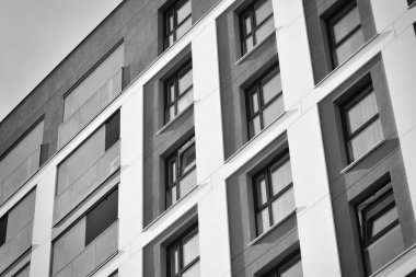 Modern apartmanlar. Modern bir apartman cephe. Siyah ve beyaz.