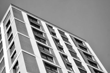 Modern apartmanlar. Modern bir apartman cephe. Siyah ve beyaz.