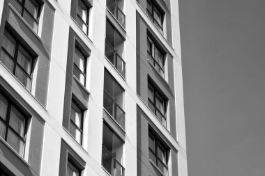 Modern apartmanlar. Modern bir apartman cephe. Siyah ve beyaz.