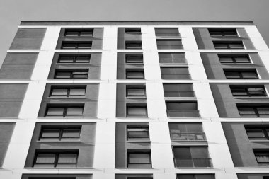 Modern apartmanlar. Modern bir apartman cephe. Siyah ve beyaz.