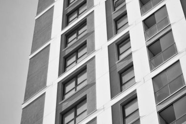Modern apartmanlar. Modern bir apartman cephe. Siyah ve beyaz.
