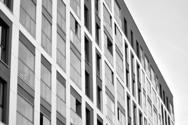 Modern apartmanlar. Modern bir apartman cephe. Siyah ve beyaz.