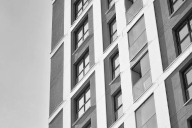 Modern apartmanlar. Modern bir apartman cephe. Siyah ve beyaz.