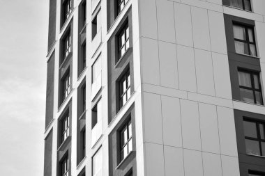 Modern apartmanlar. Modern bir apartman cephe. Siyah ve beyaz.
