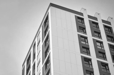 Modern apartmanlar. Modern bir apartman cephe. Siyah ve beyaz.