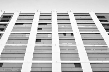 Modern apartmanlar. Modern bir apartman cephe. Siyah ve beyaz.